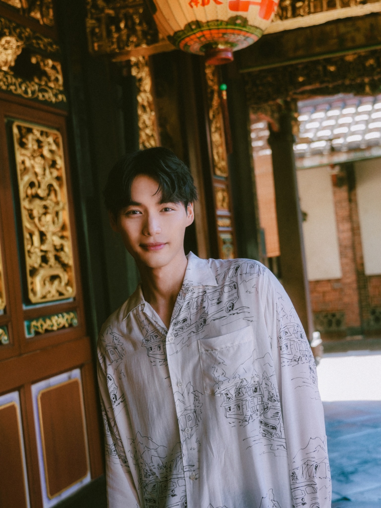 台北の廟の前に立つ福士蒼汰